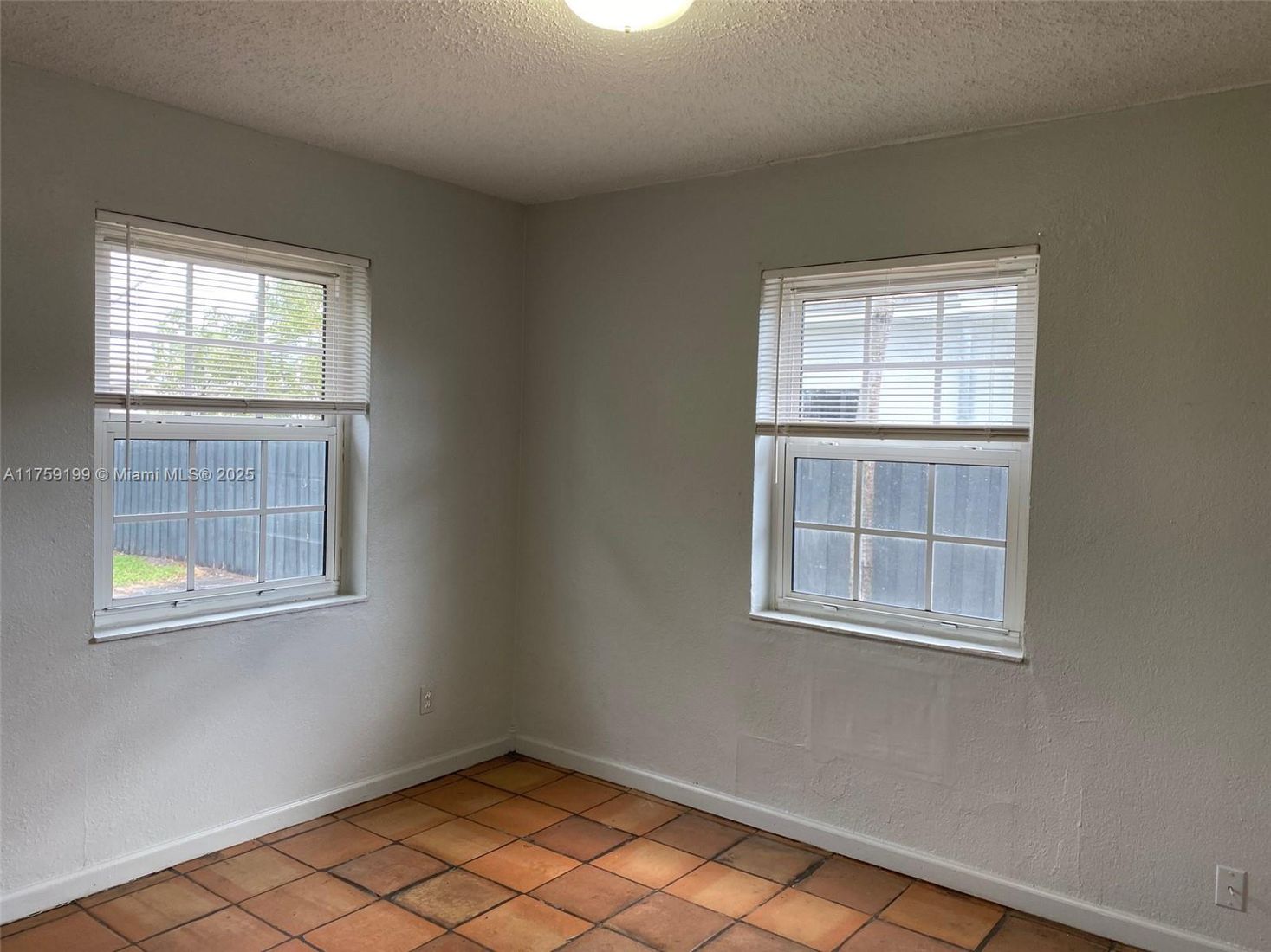 Empty room, Interior