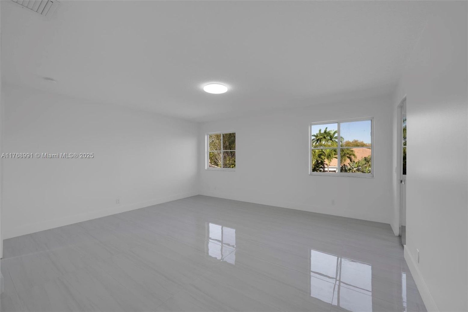 Empty room, Interior