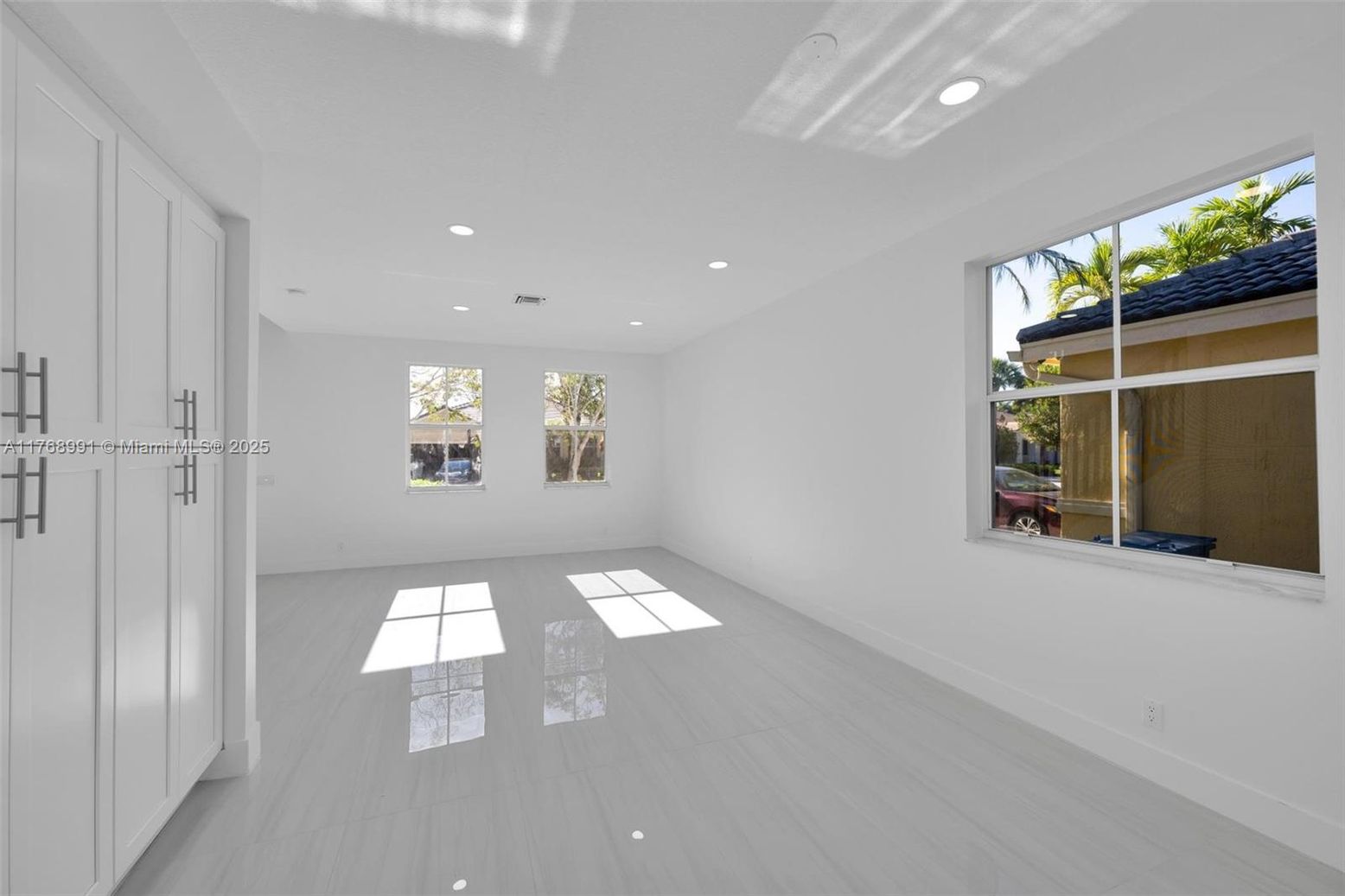 Empty room, Interior, Recessed Lighting
