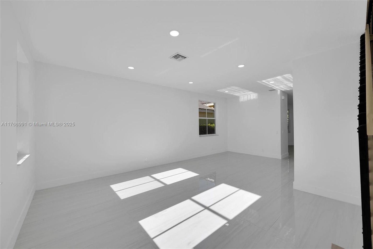 Empty room, Interior, Recessed Lighting