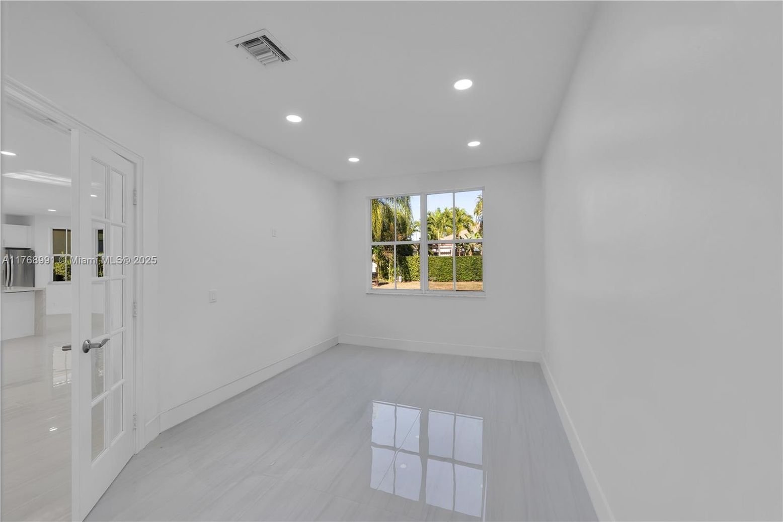 Empty room, Interior, Recessed Lighting