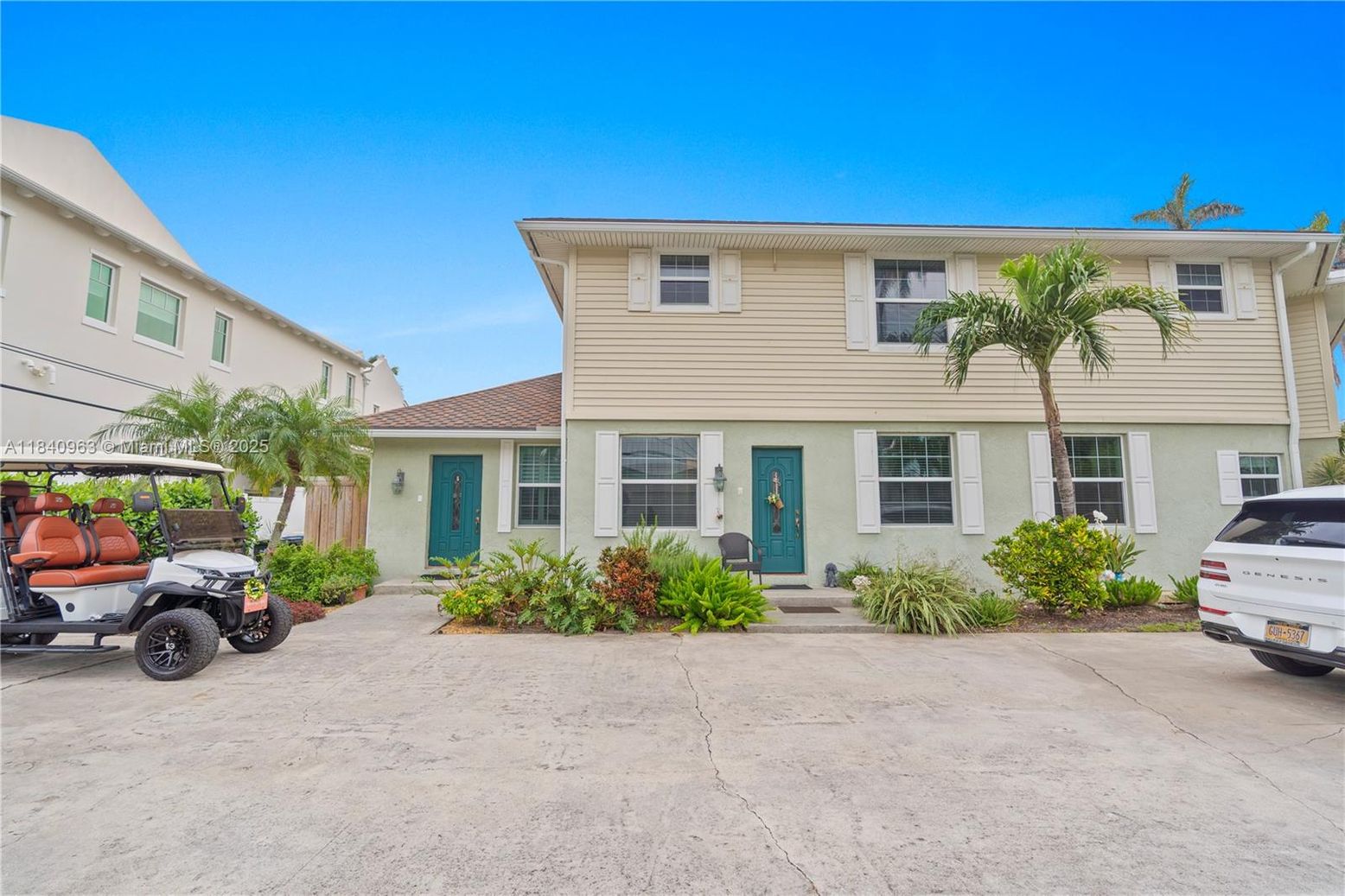 Exterior, Facade, Split Level