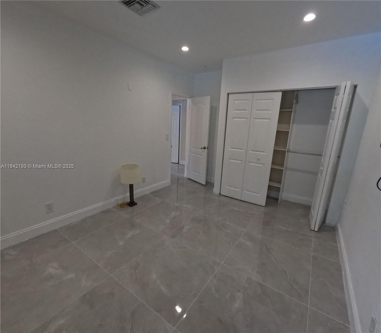 Empty room, Interior, Recessed Lighting