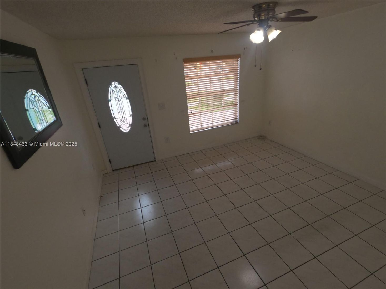 Empty room, Interior