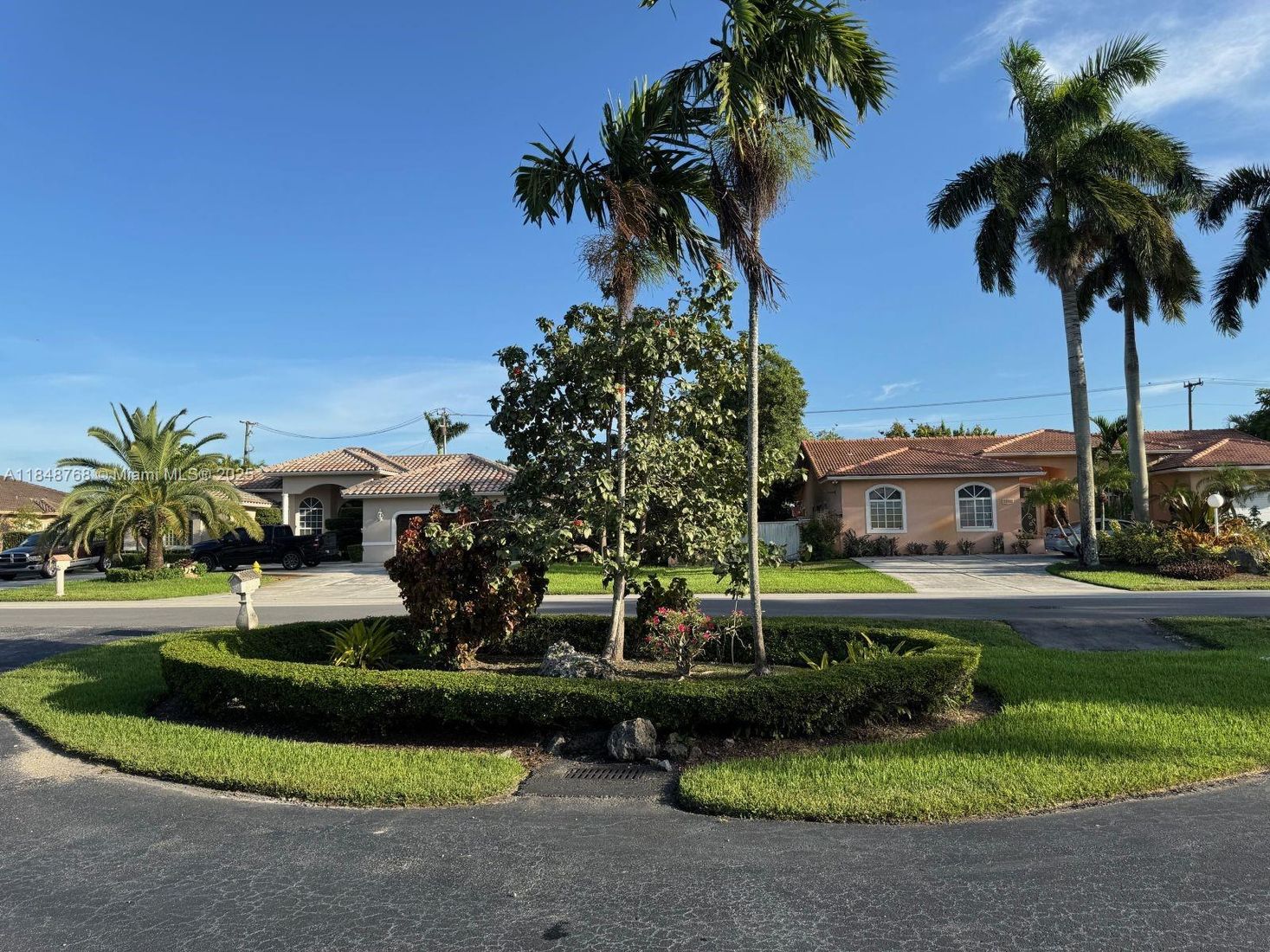 Attached, Exterior, Facade, Mediterranean