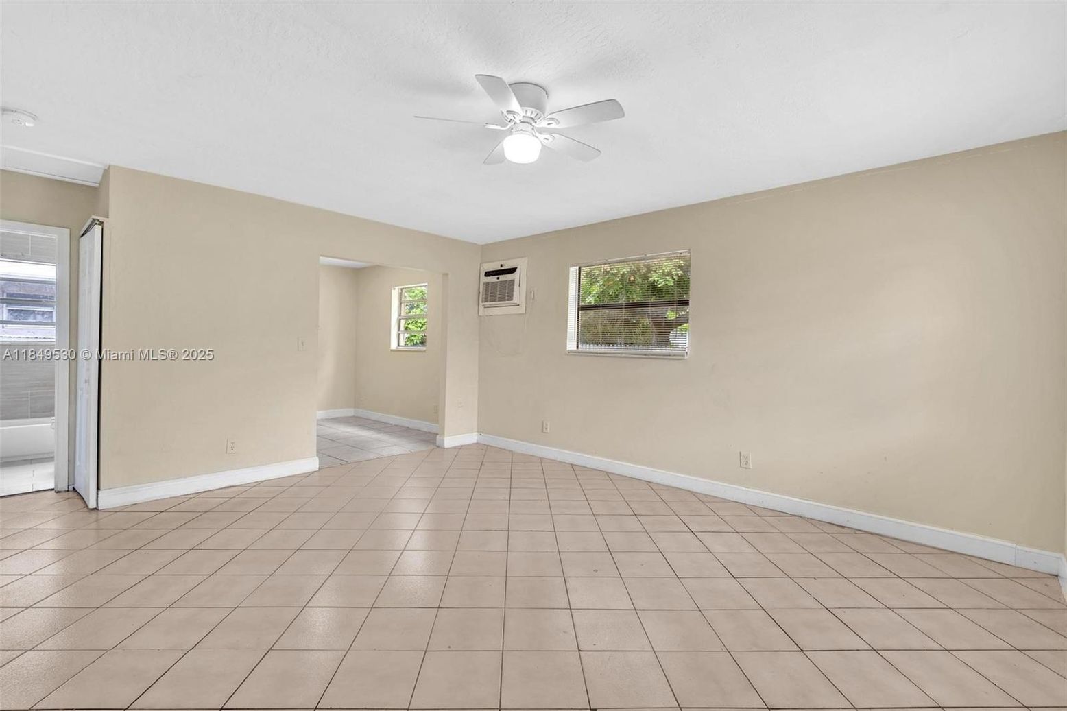 Empty room, Interior