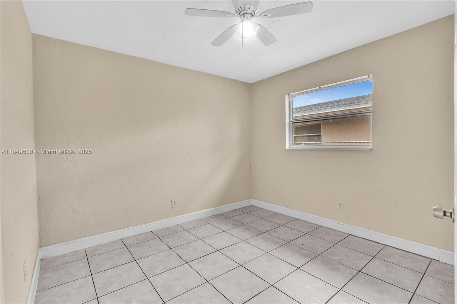 Empty room, Interior
