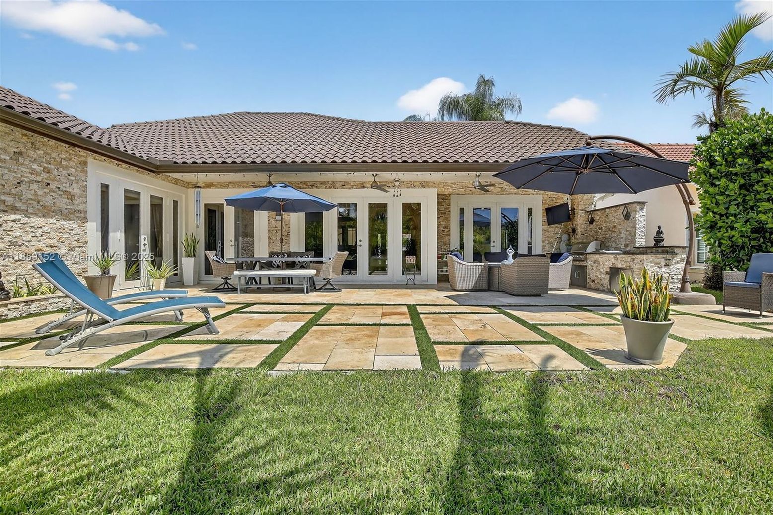 Backyard, Exterior, Outdoor Kitchen