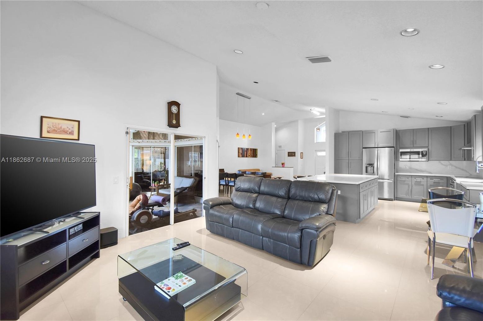 Dining room, Interior, Kitchen, Living room, Pendant Lights, Recessed Lighting, Stainless Steel Appliances