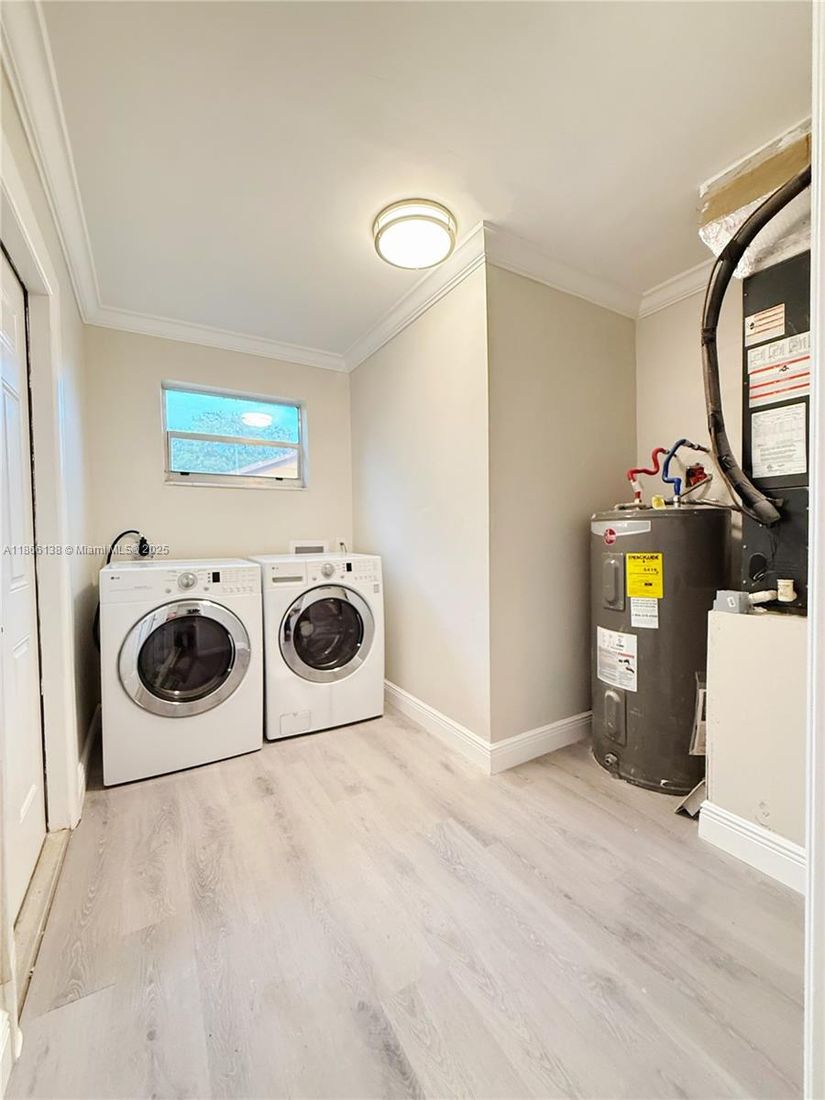 Interior, Washer, Wood Texture Flooring