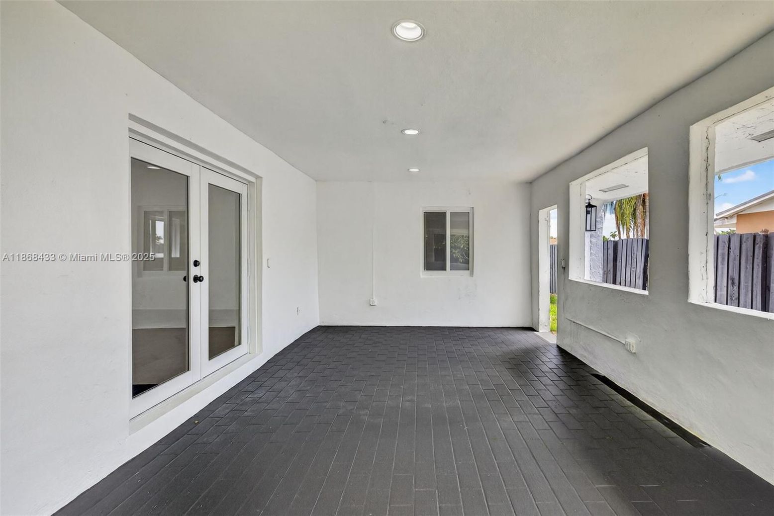 Empty room, Interior, Recessed Lighting