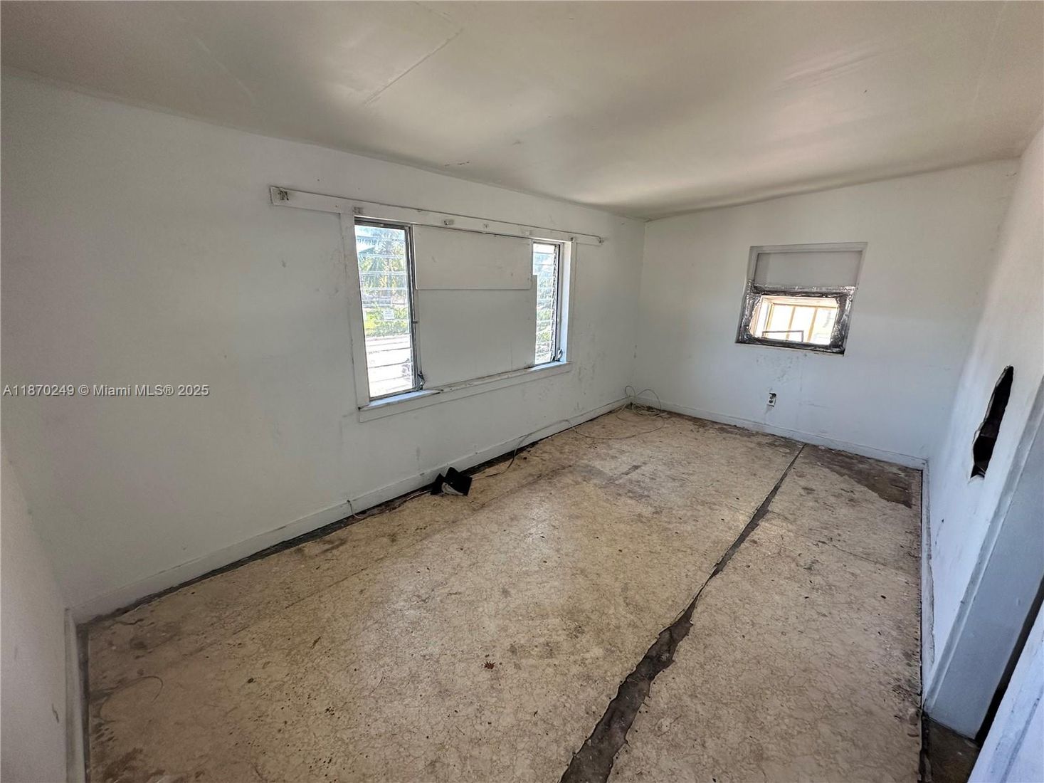 Empty room, Interior