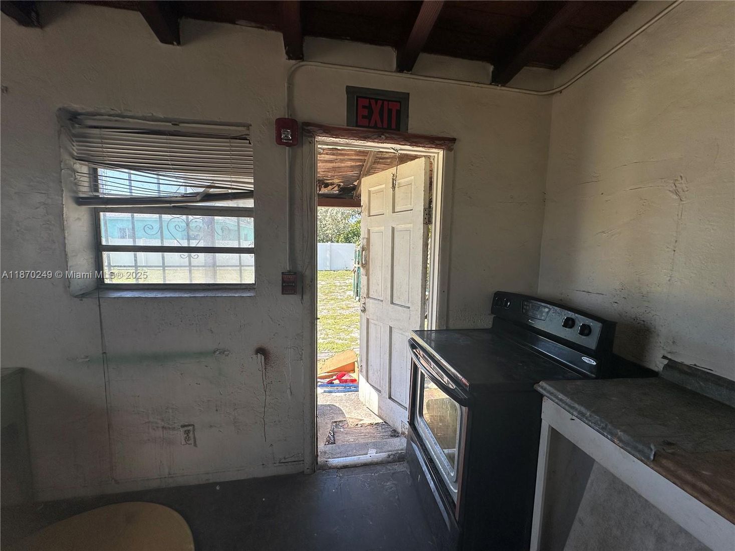 Interior, Washer, Wooden Beams