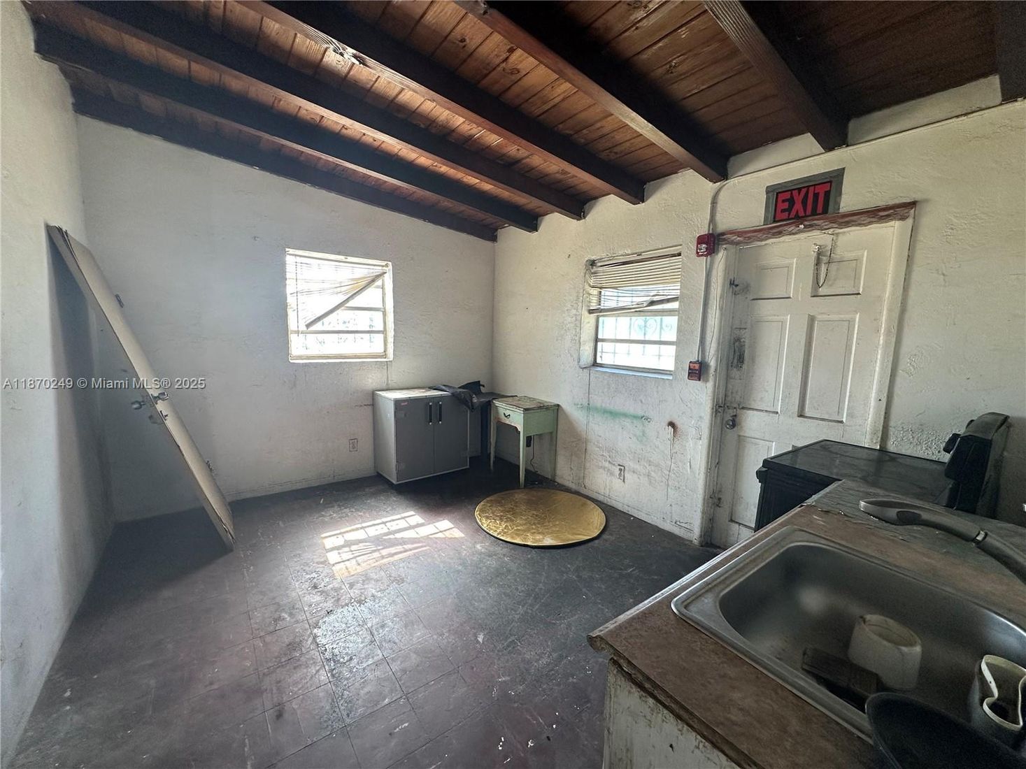 Empty room, Interior, Wooden Beams, Wooden Ceilings