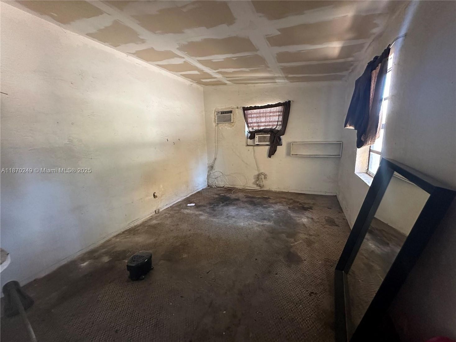 Empty room, Interior