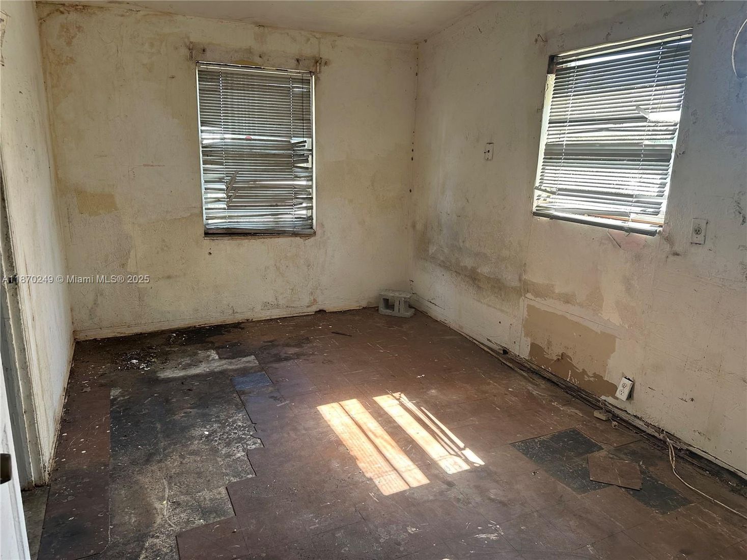 Empty room, Interior