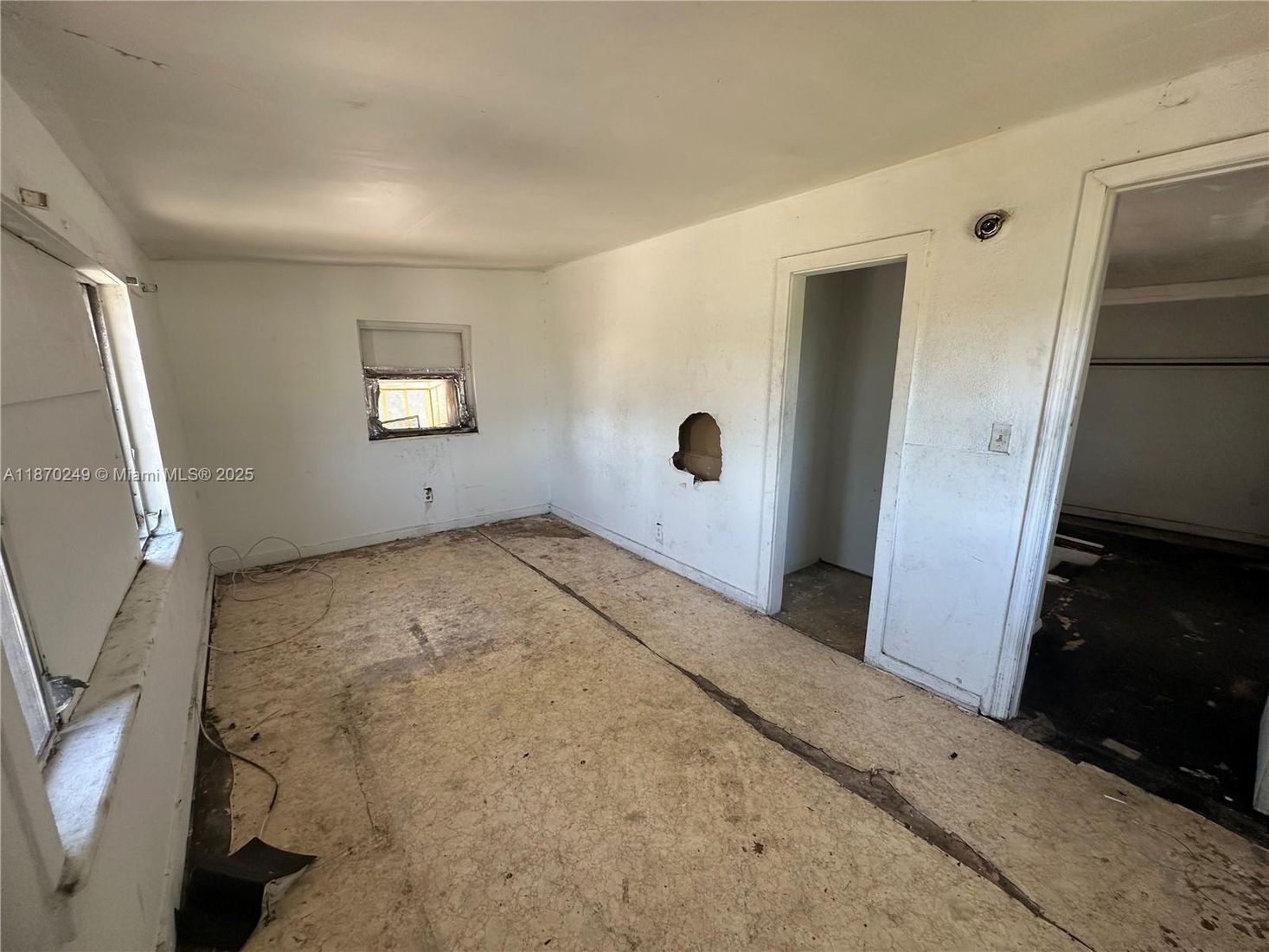 Empty room, Interior