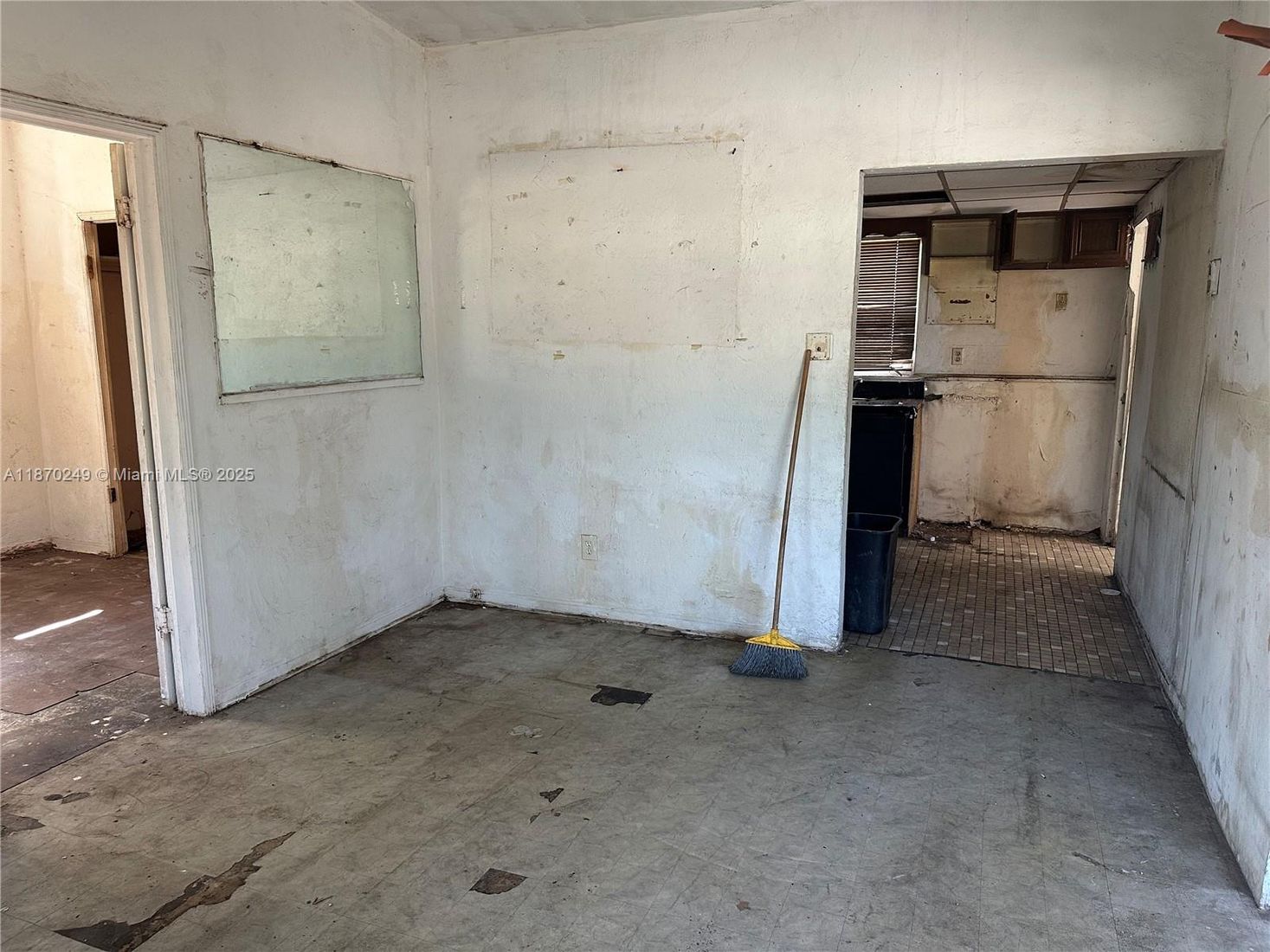 Empty room, Interior