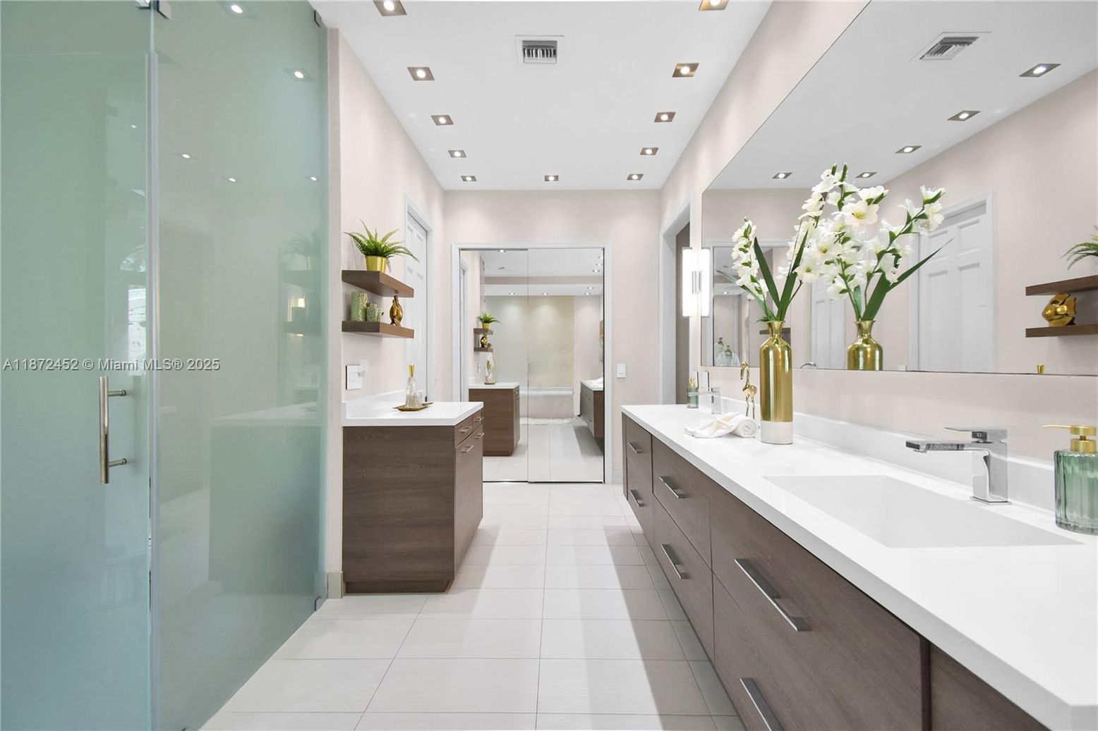 Bathroom, Dual Sink Vanities, Interior, Recessed Lighting
