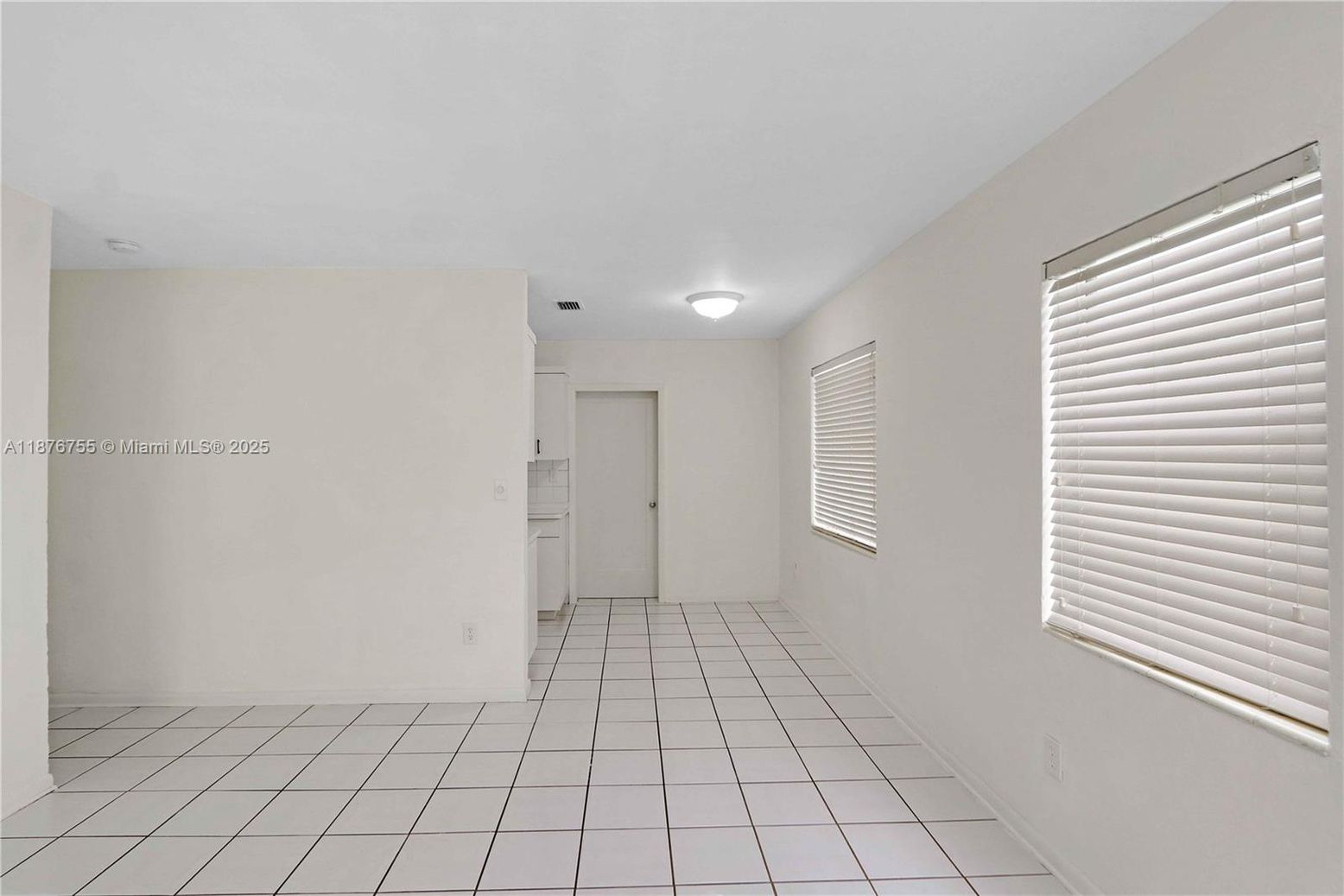 Empty room, Interior