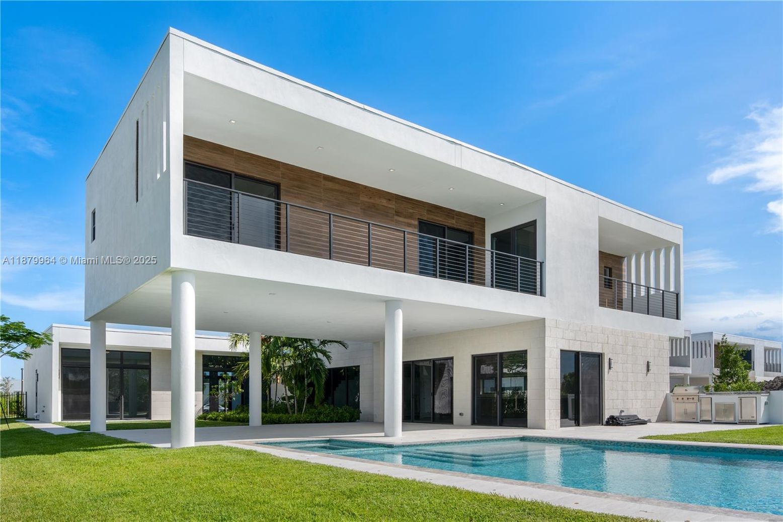 Backyard, Exterior, Facade, Pool, Modern