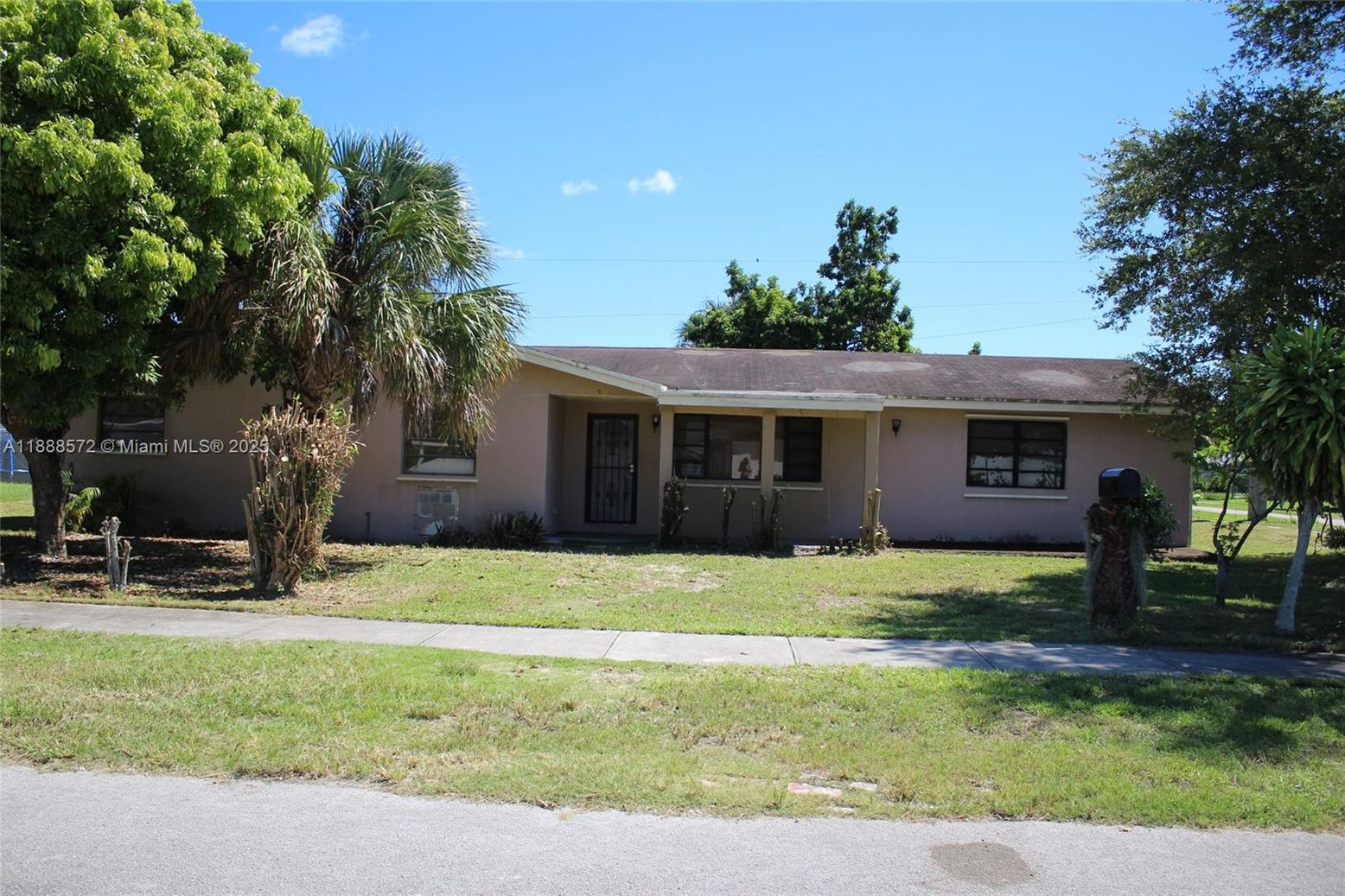 Backyard, Exterior, Facade, Ranch