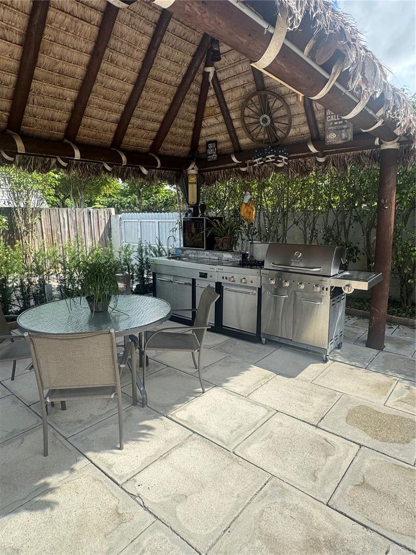 Exterior, Outdoor Kitchen