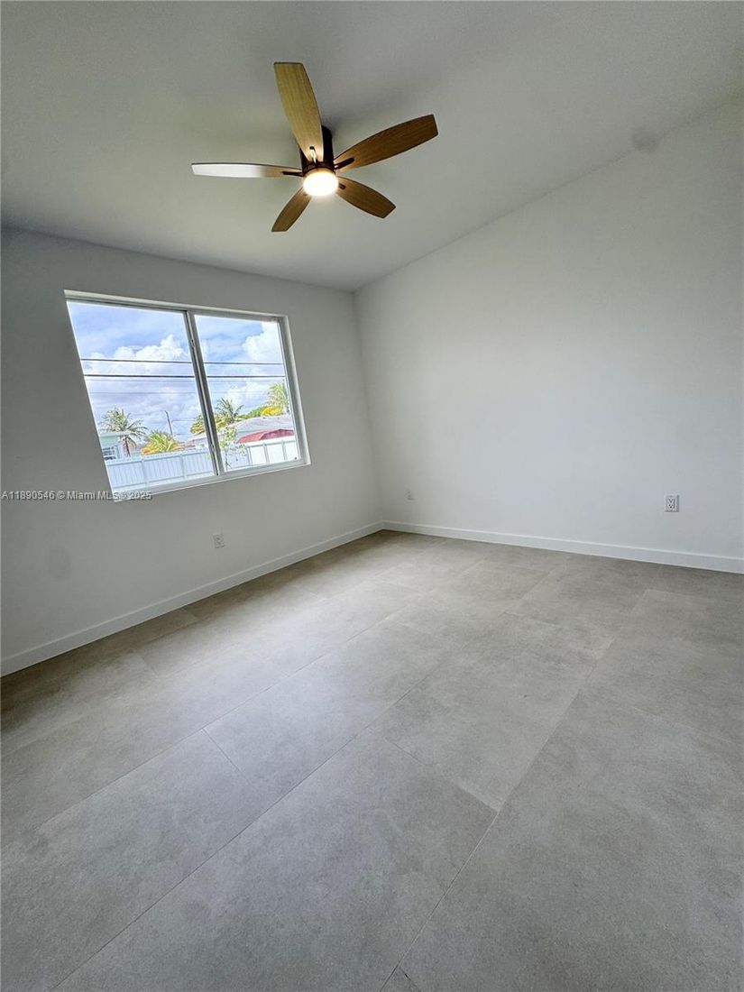 Empty room, Interior
