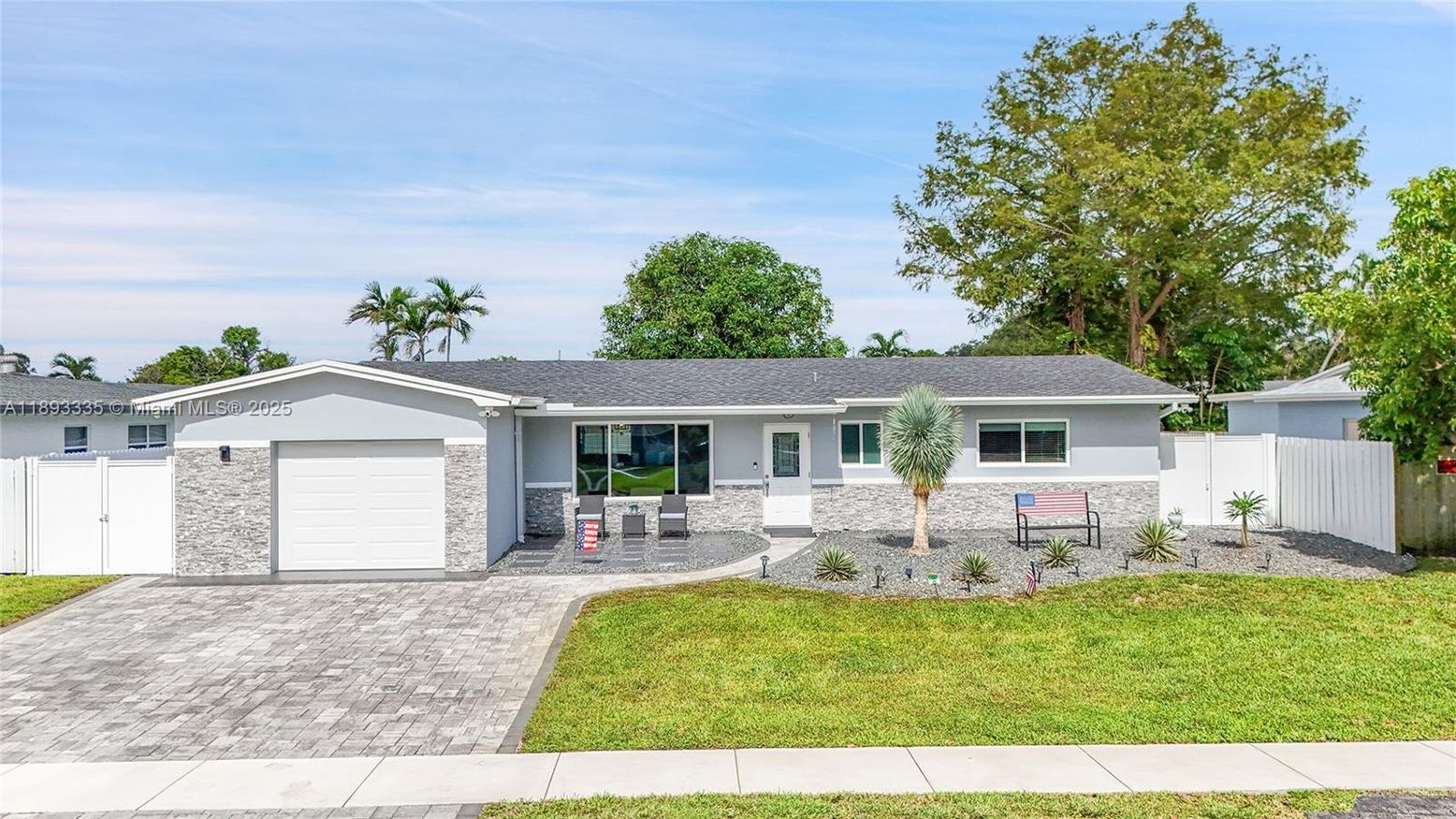 Attached, Exterior, Facade, Ranch