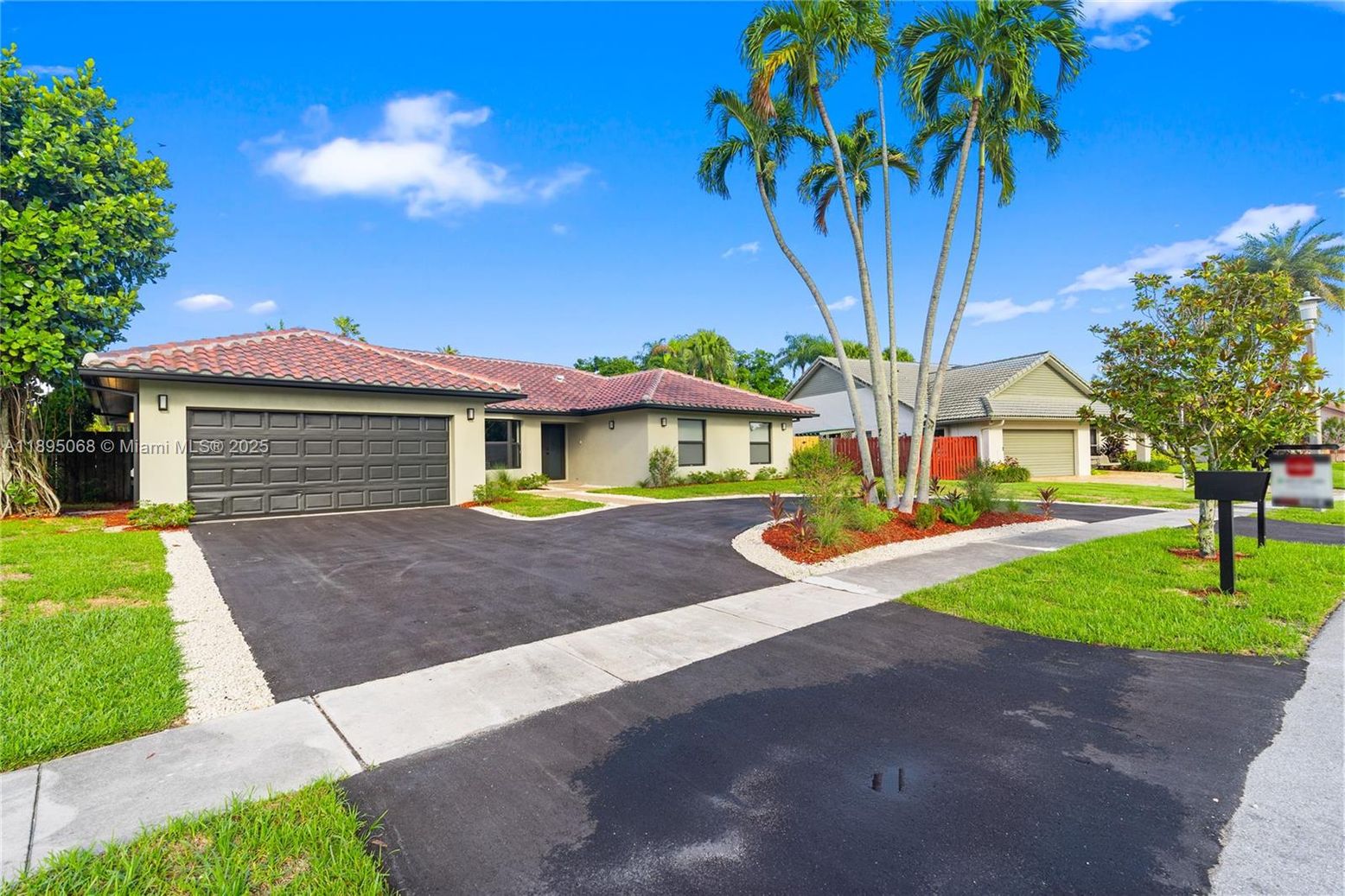 Attached, Exterior, Facade, Mediterranean