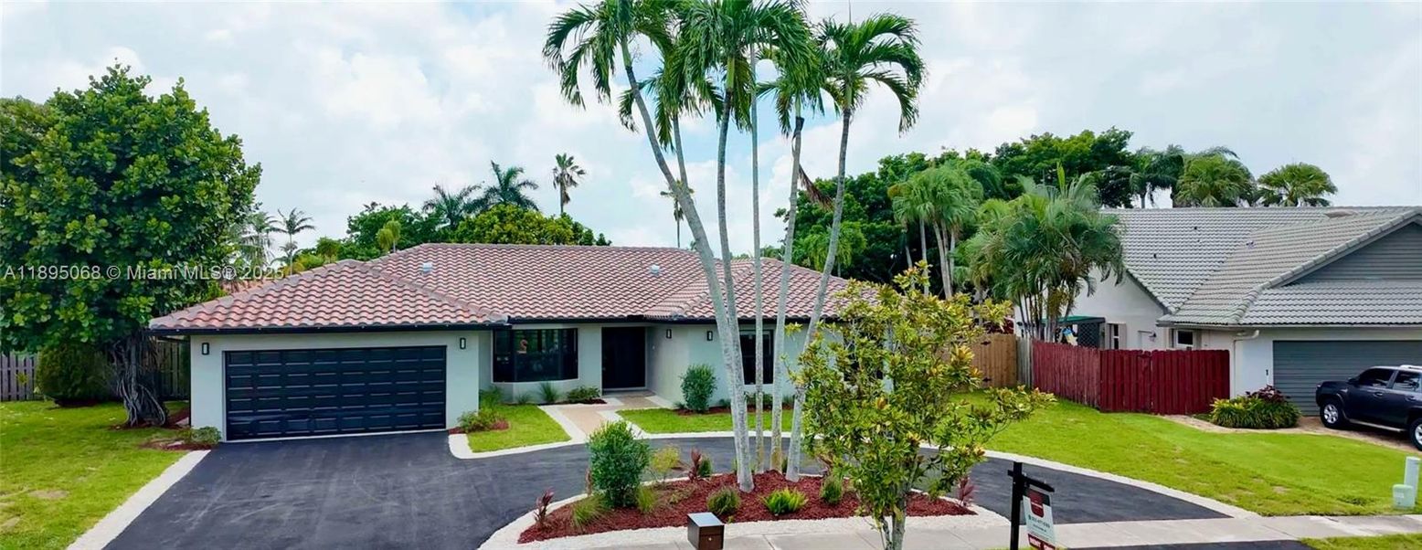 Attached, Exterior, Facade, Spanish Mediterranean