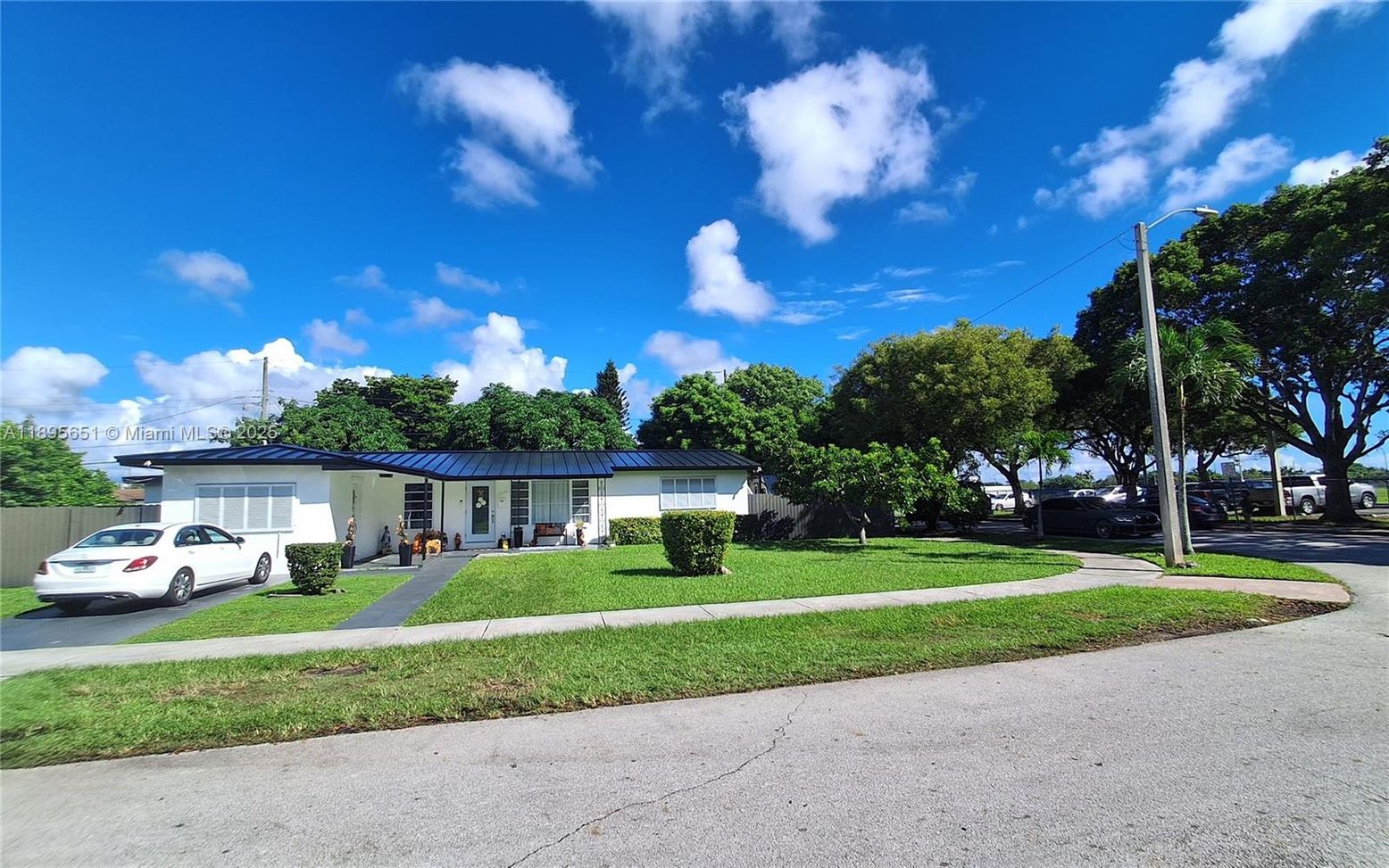 Exterior, Facade, Ranch