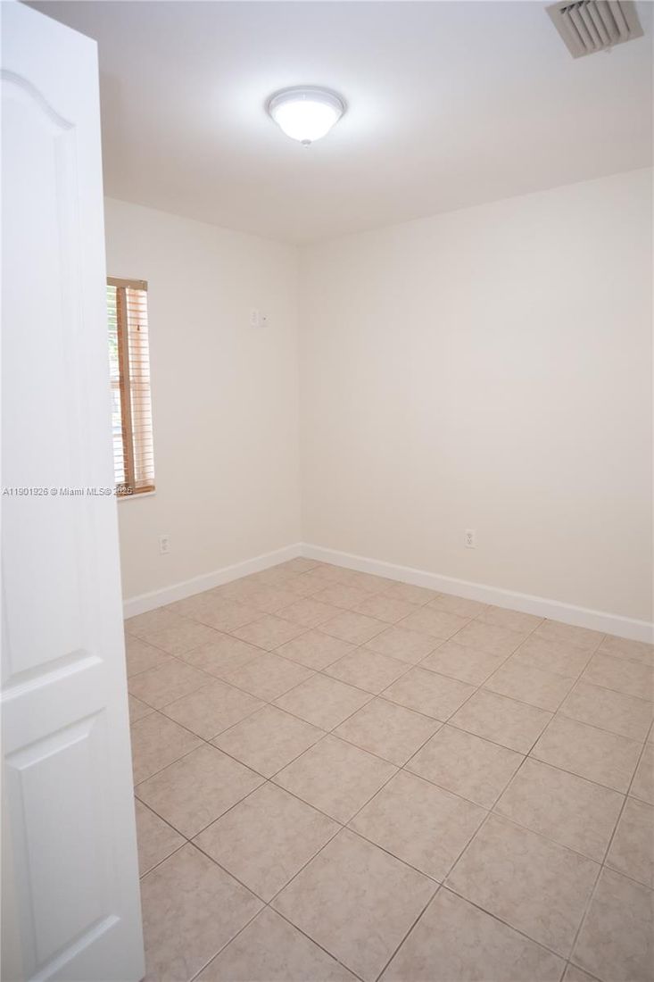 Empty room, Interior