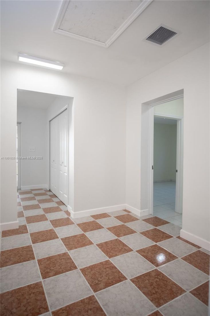 Empty room, Interior