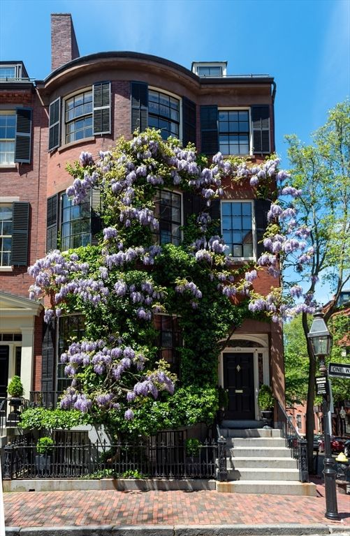 Exterior, Facade, Brick Facade, Rowhouse
