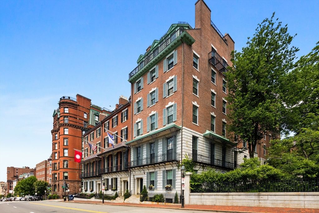 Exterior, Facade, Brick Facade, Chicago School