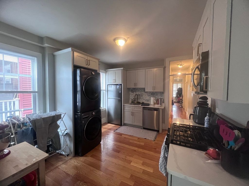 Interior, Kitchen, Washer, Wood Texture Flooring