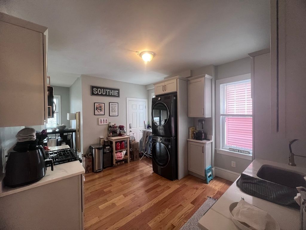 Interior, Washer, Wood Texture Flooring