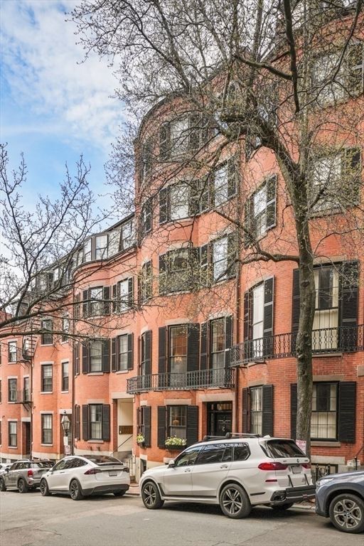 Exterior, Facade, Brick Facade, Rowhouse