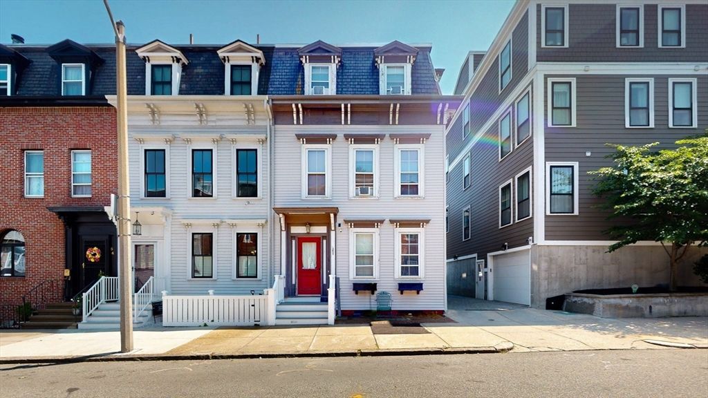 Exterior, Facade, Rowhouse