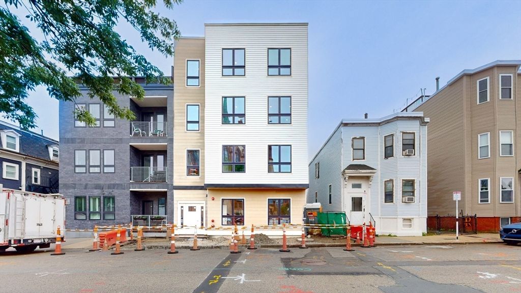 Exterior, Facade, Rowhouse