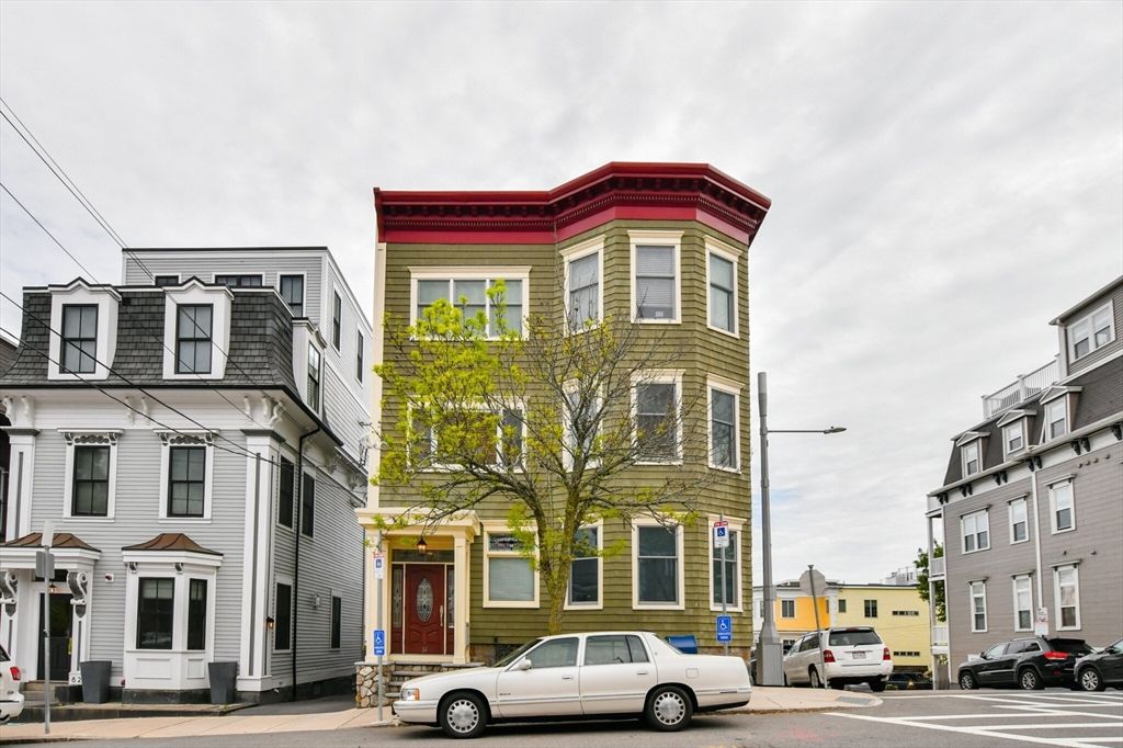 Exterior, Facade, Rowhouse