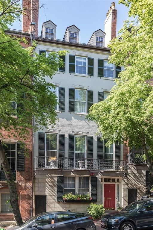 Exterior, Facade, Rowhouse