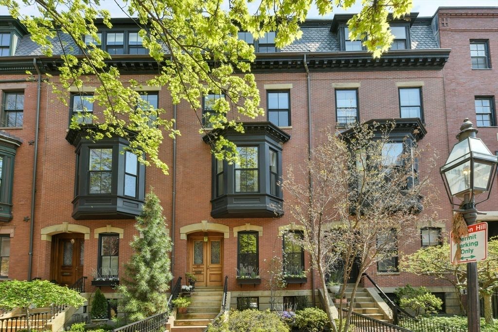 Exterior, Facade, Brick Facade, Rowhouse