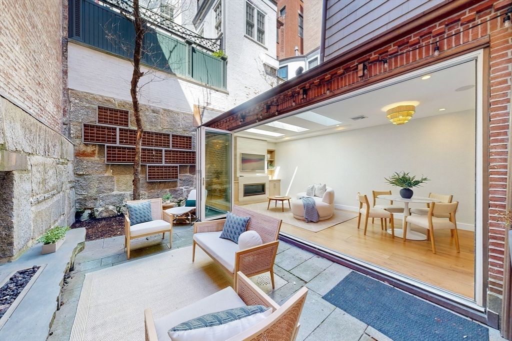 Exterior, Facade, Brick Facade, Rowhouse