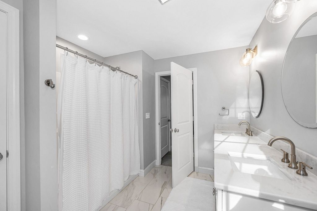 Bathroom, Interior, Marble, Recessed Lighting