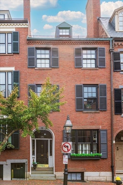 Exterior, Facade, Brick Facade, Rowhouse