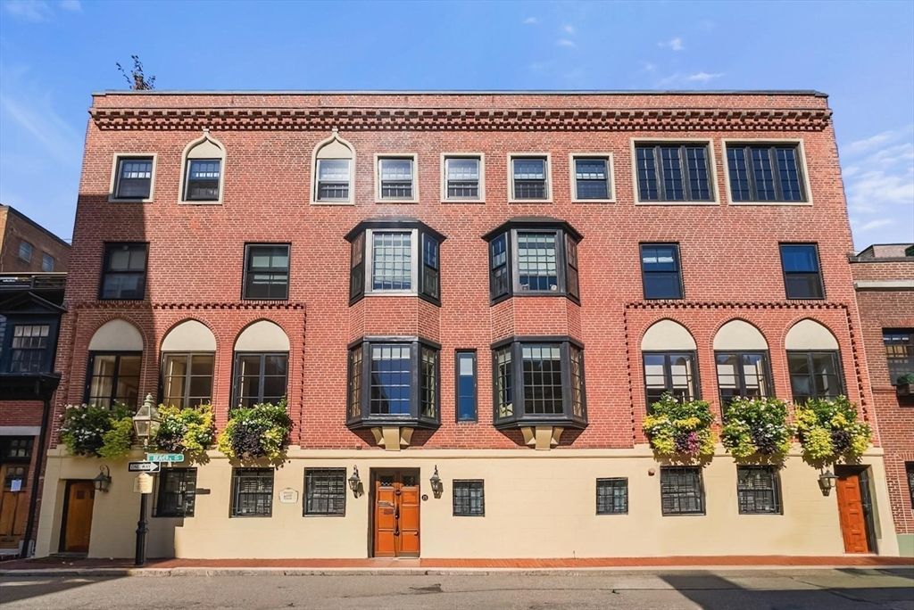 Exterior, Facade, Brick Facade, Rowhouse