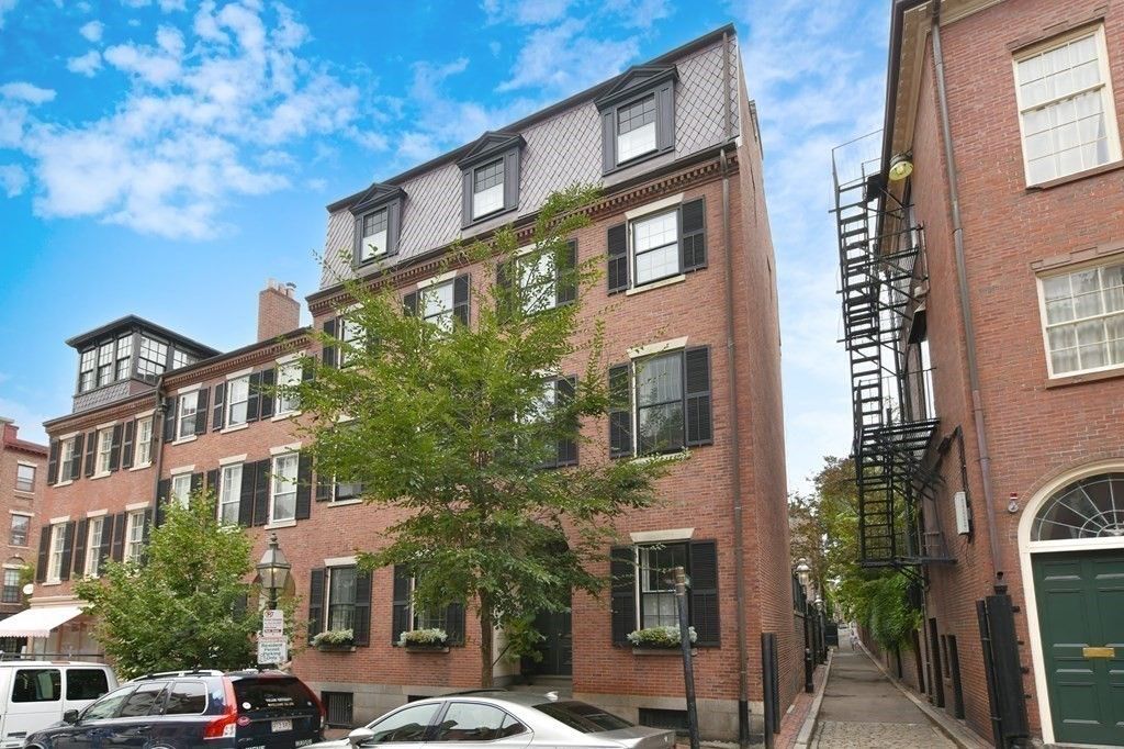 Exterior, Facade, Brick Facade, Rowhouse