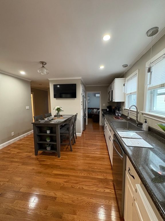 Dining room, Interior, Kitchen, Pendant Lights, Recessed Lighting, Wood Texture Flooring
